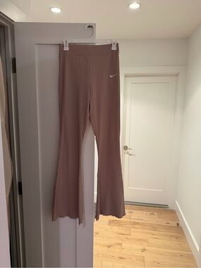 Nike Women’s Ribbed Wide-Leg Leggings in Dusty Rose